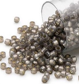 Smukke Delica seed beads fra Miuyki i silver-lined dark grey, 7,5 gram. DB0631V
